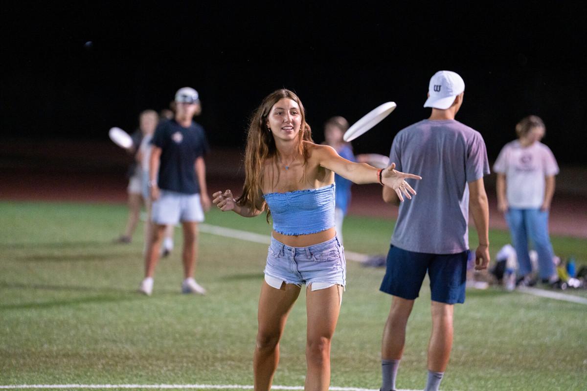 学生 participating in Get Active with 体育运动 organised by NSO where they explore different sports offered on campus on Washburn Field, 周二, 08/22/23. Photo by Mila Naumovska '26 / Colorado College.